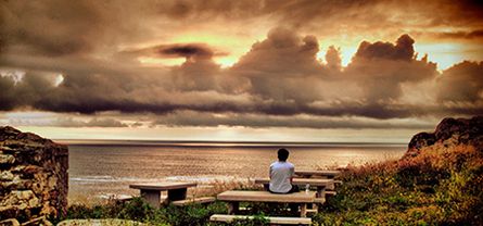 Luis J. Martínez Agulla persona mirando el mar